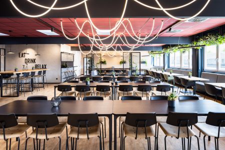 AROS Memmingen Kantine, Tische Stühle Beleuchtung