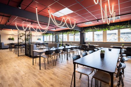 AROS Memmingen Kantine, Tische, Stühle, Beleuchtung